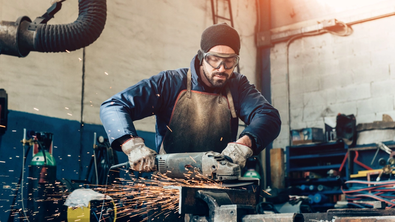 Metall-Arbeiter beim Schleifen