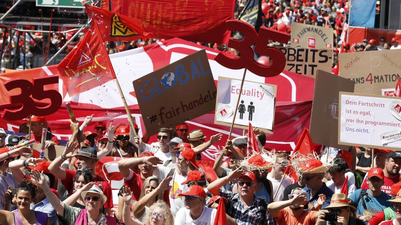 Metallerinnen und Metaller demonstrieren auf der FairWandel-Kundgebung für die 35-Stunden-Woche im Osten
