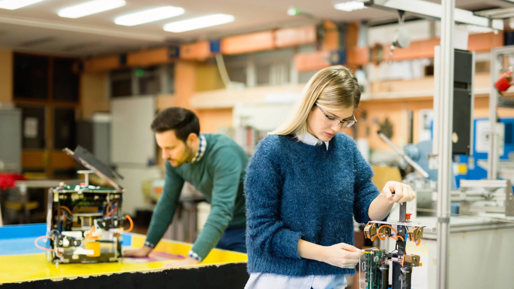 Eine Frau und ein Mann arbeiten an Modellen.