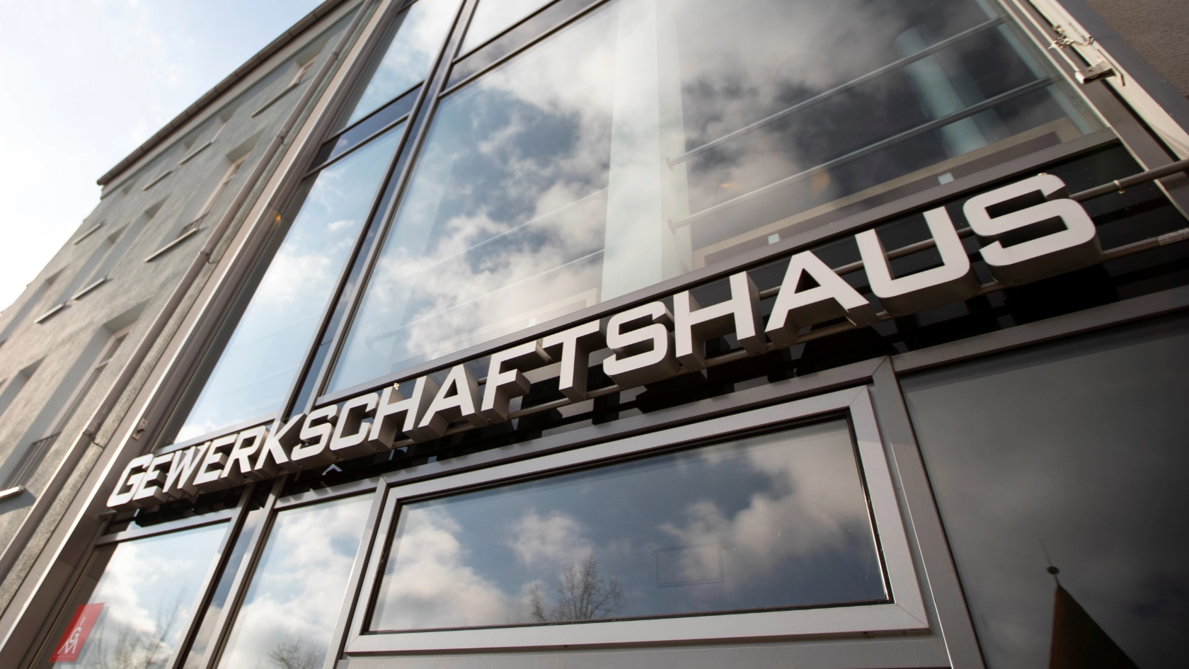 Foto_Fassade_Gewerkschaftshaus_Schriftzugvonrechts_zugeschnitten