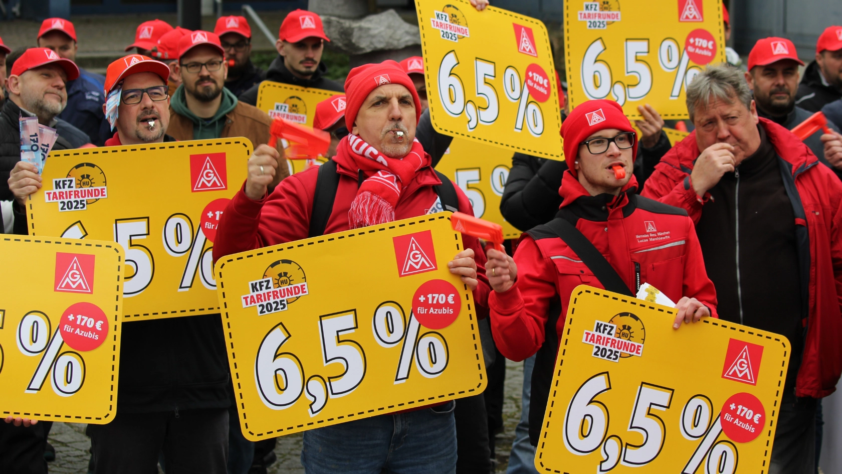 Lautstarke Kundgebung vor der ersten Tarifverhandlung in München
