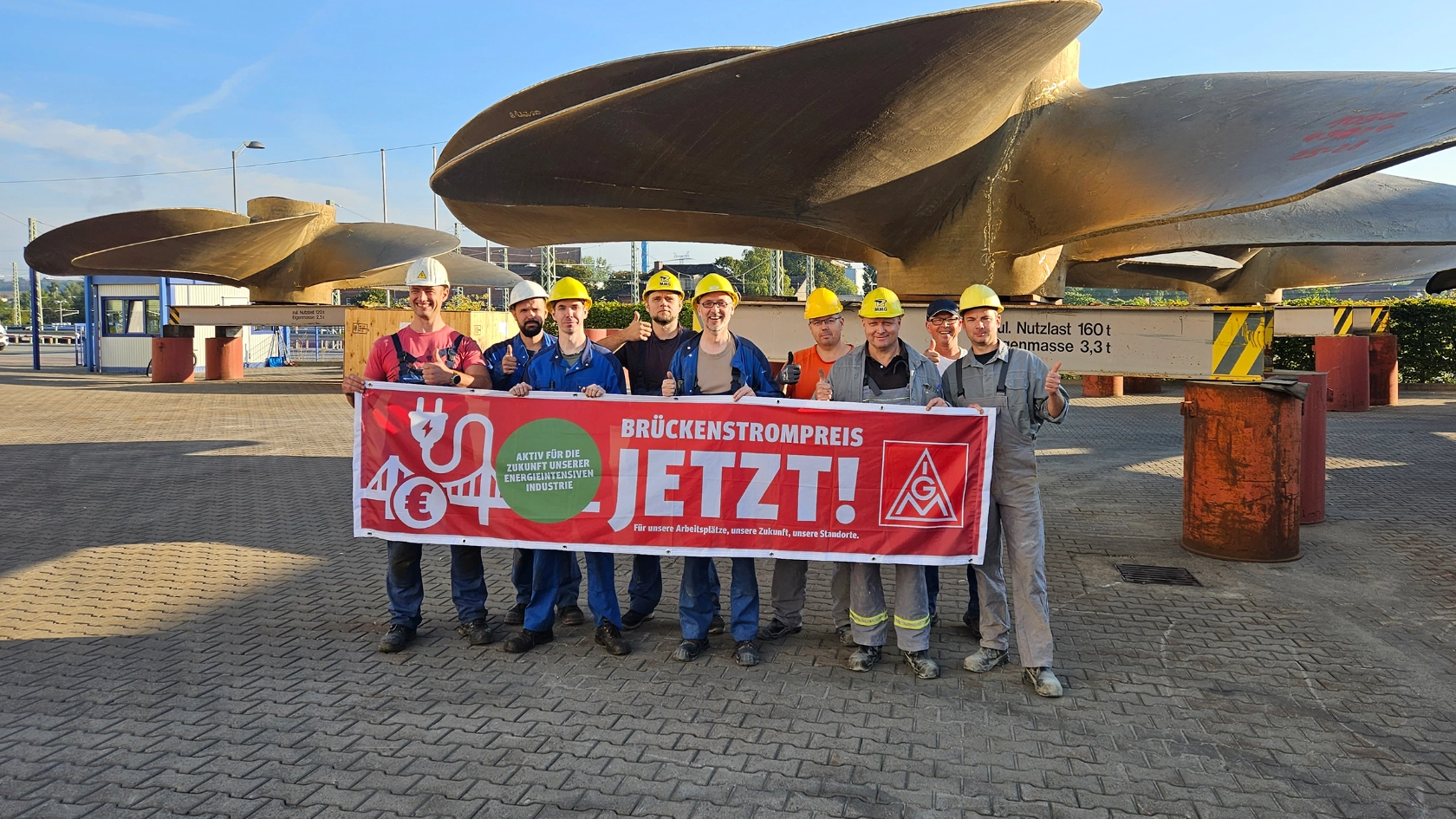 Metaller demonstrieren für einen Brückenstrompreis.