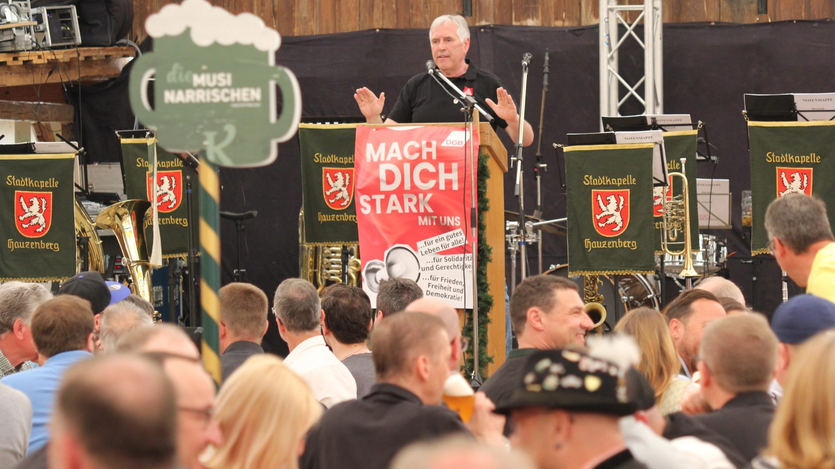 500 Gewerkschafter*innen bei der Kundgebung am Tag der Arbeit 2025 in Passau auf der Maidult.