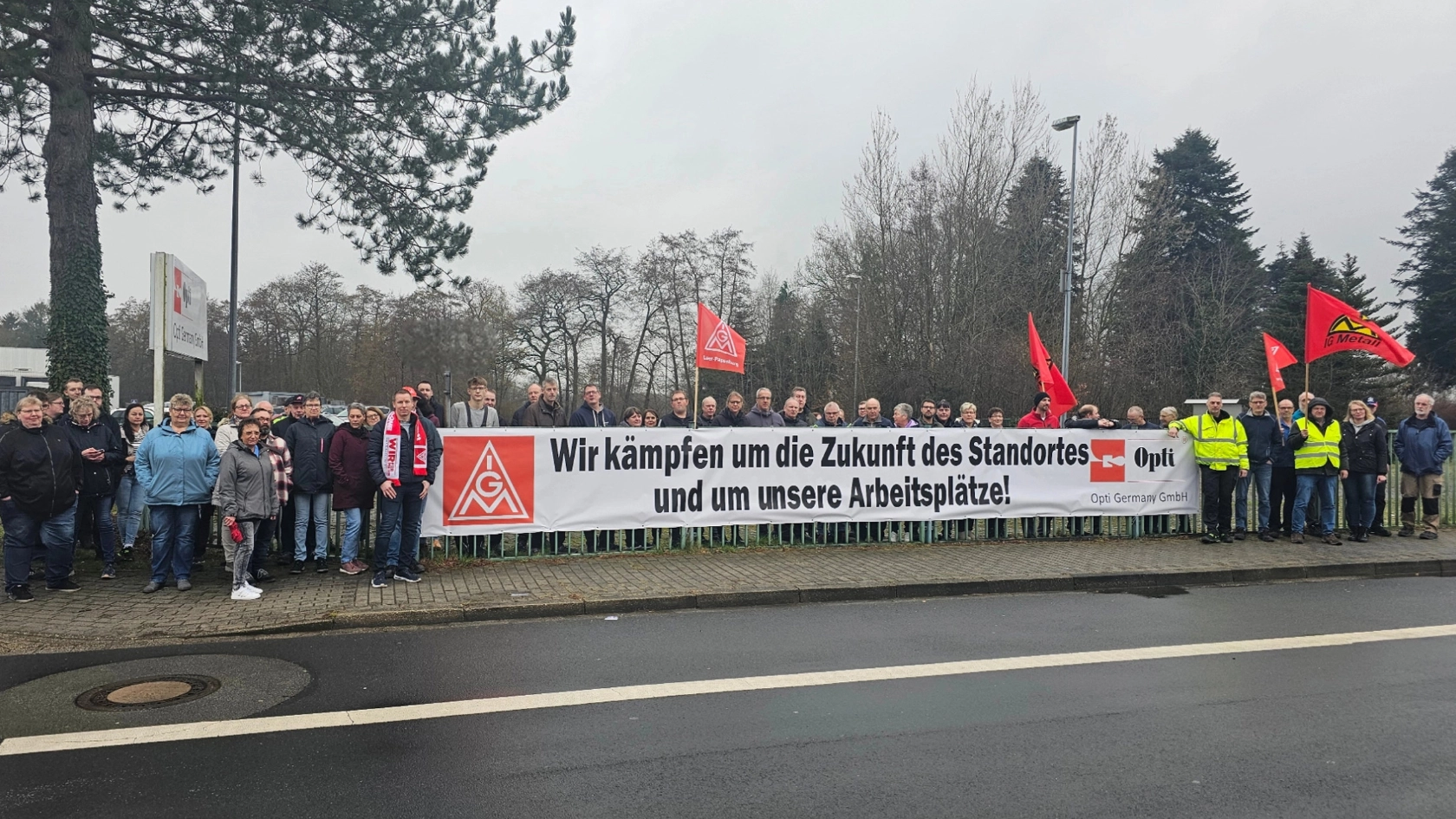 Beschäftigte von Opti in Rhauderfehn demonstrieren für den Erhalt ihres Standorts