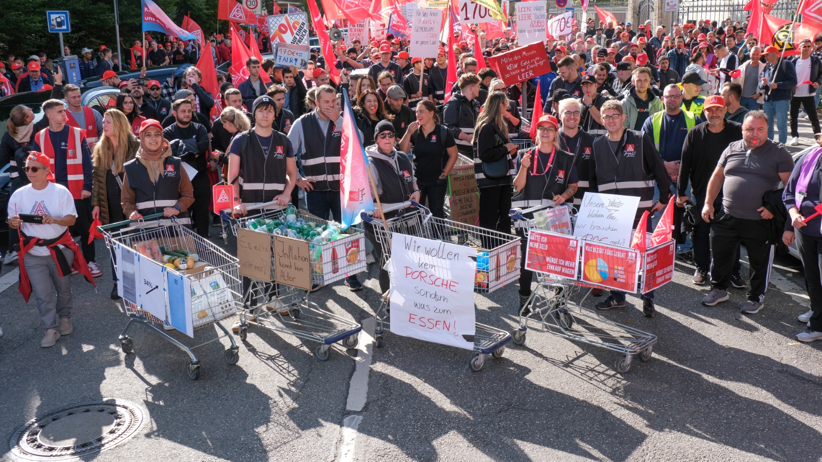 5000 Beschäftigte demonstrieren bei der 1. Tarifverhandlung für die bayerische Metall- und Elektroindustrie 2024 in München für 7 Prozent mehr Geld und 170 Euro mehr für Azubis.