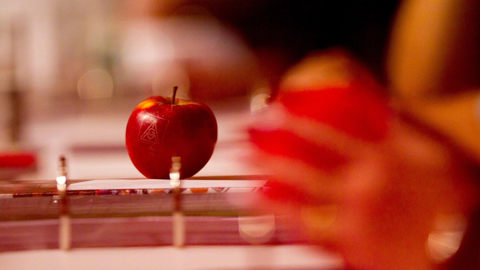 Roter Apfel auf einem geöffneten Aktenordner.