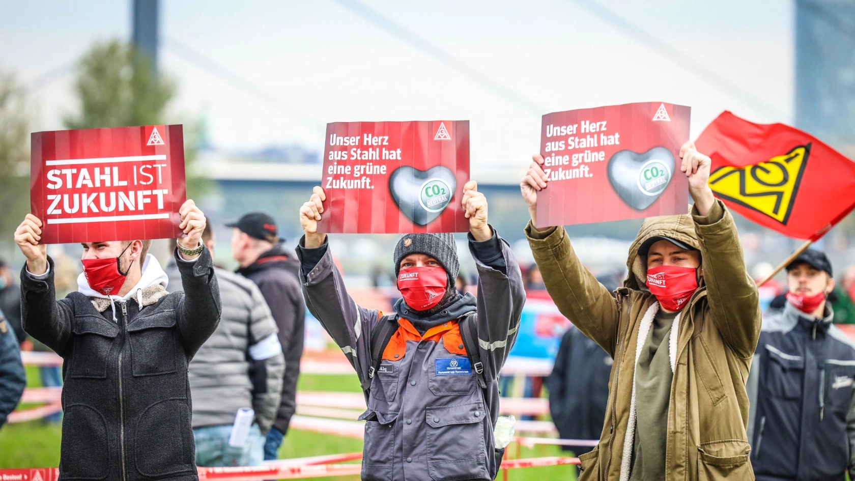 Teilnehmer einer Demo die Plakate mit dem Titel „Stahl ist Zukunft“ hochhalten