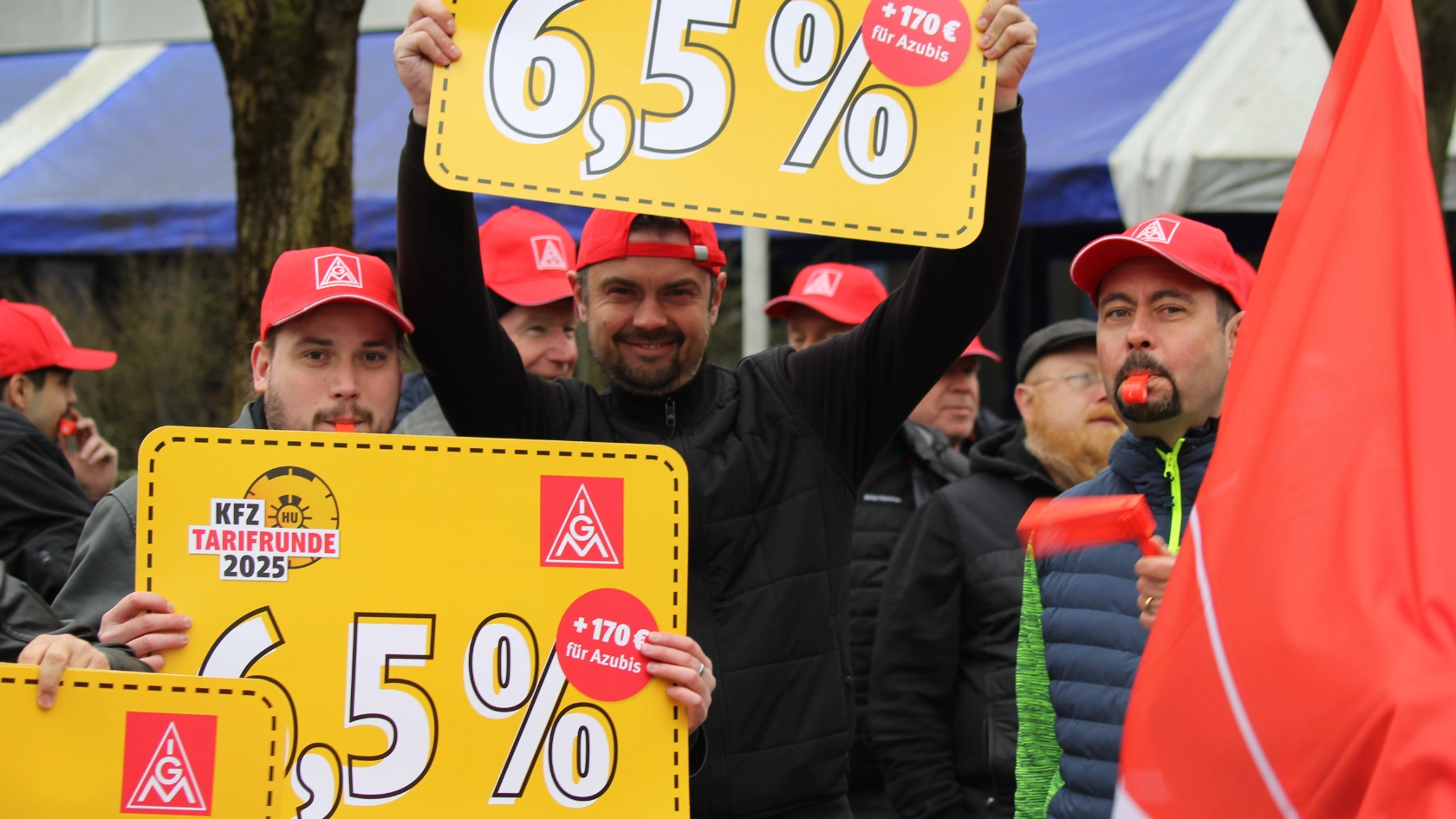 Lautstarke Kundgebung vor der ersten Tarifverhandlung in München