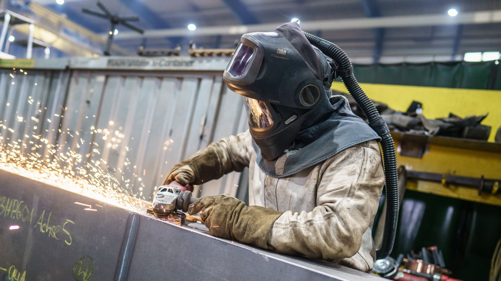 Ein Mitarbeiter von Donges SteelTec GmbH bei Schweißerarbeiten