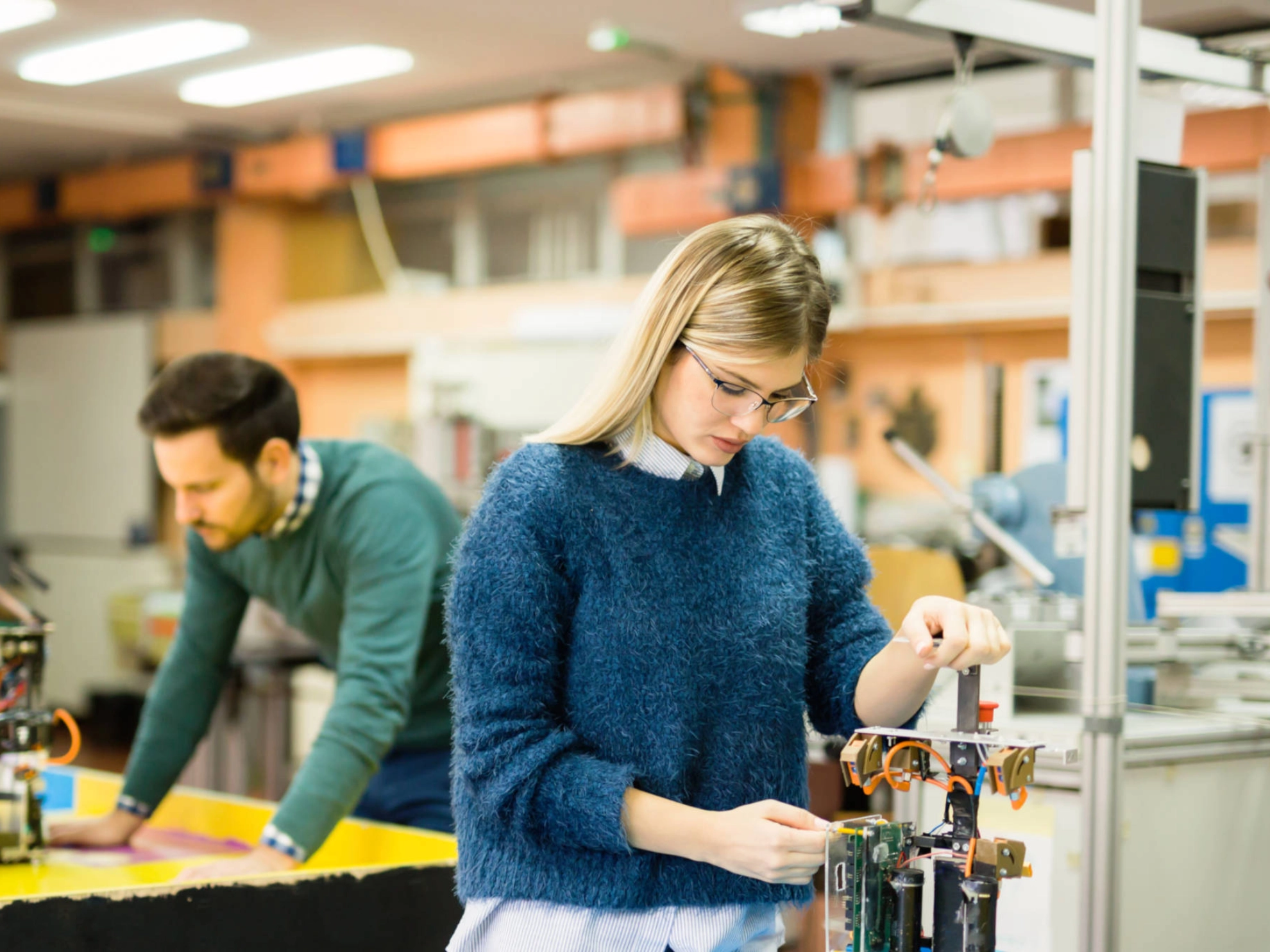 Eine Frau und ein Mann arbeiten an Modellen.