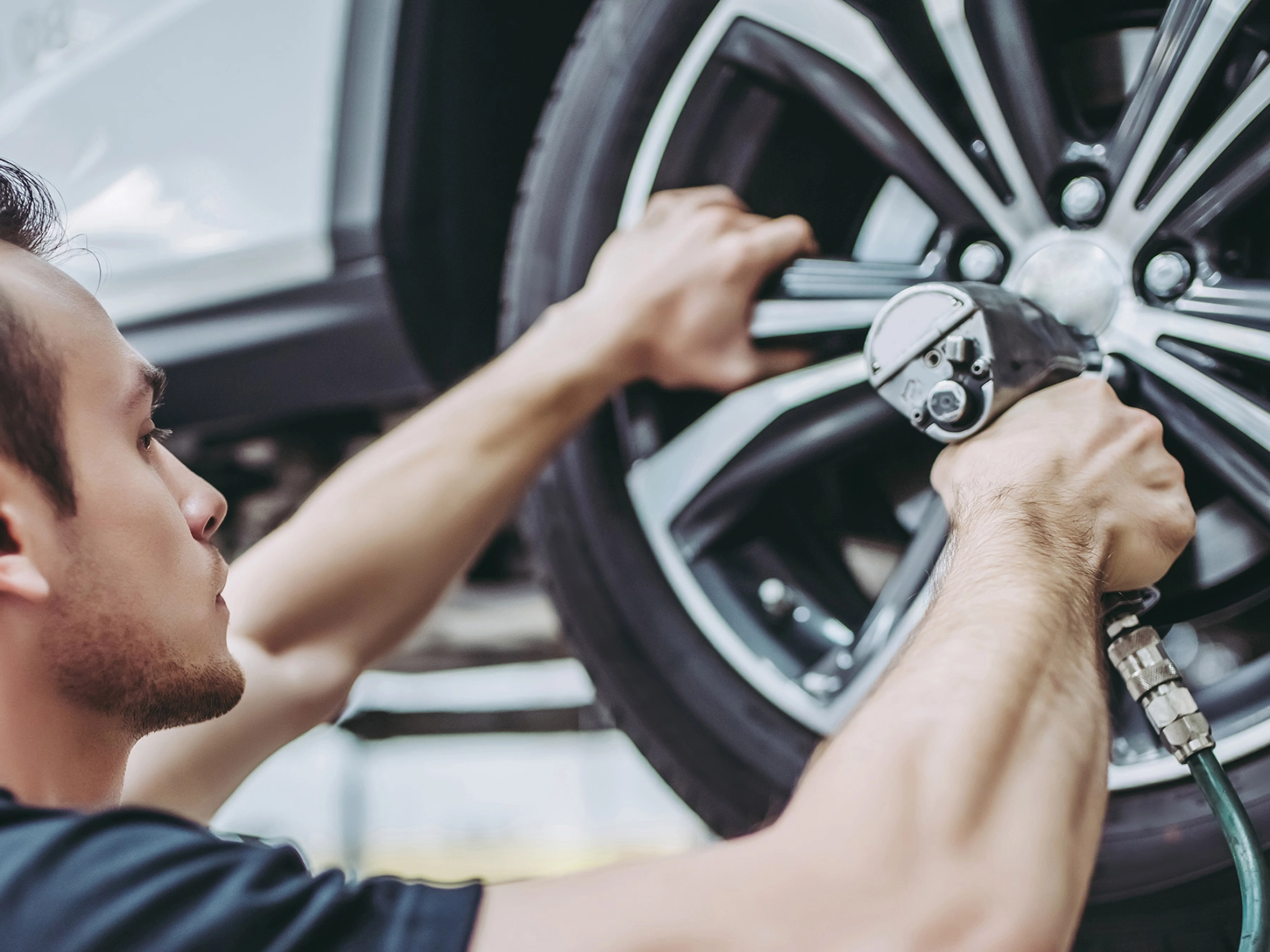 Mechaniker montiert einen Autoreifen fest