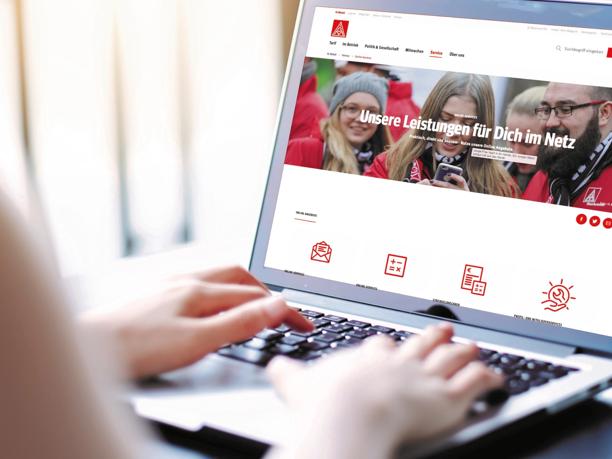 Frau am Laptop beim Login in unserem Online-Servicecenter