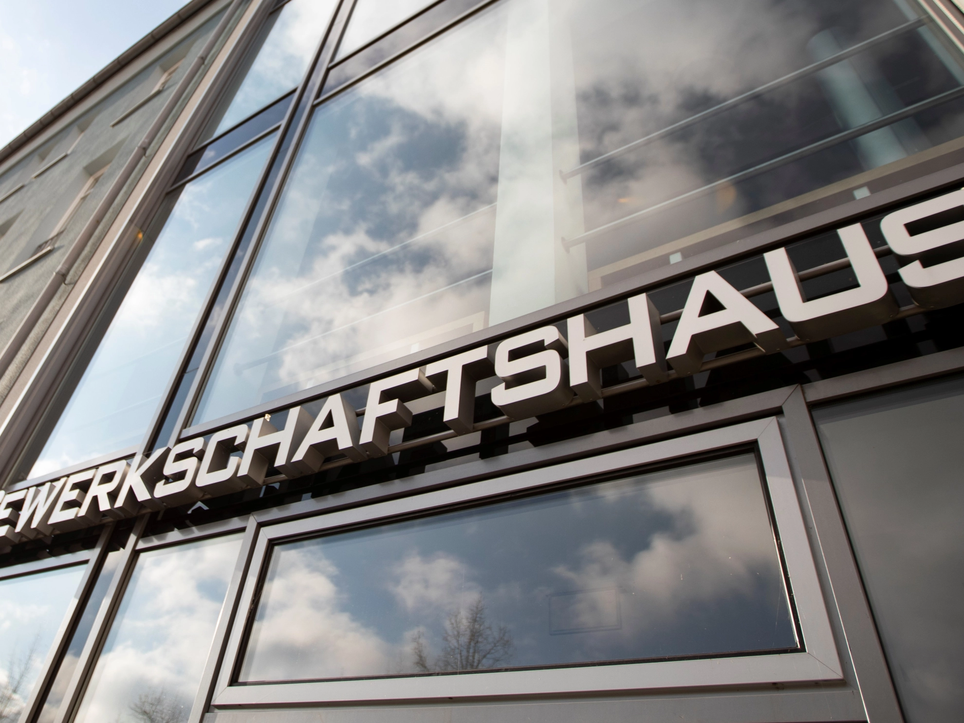 Foto_Fassade_Gewerkschaftshaus_Schriftzugvonrechts_zugeschnitten