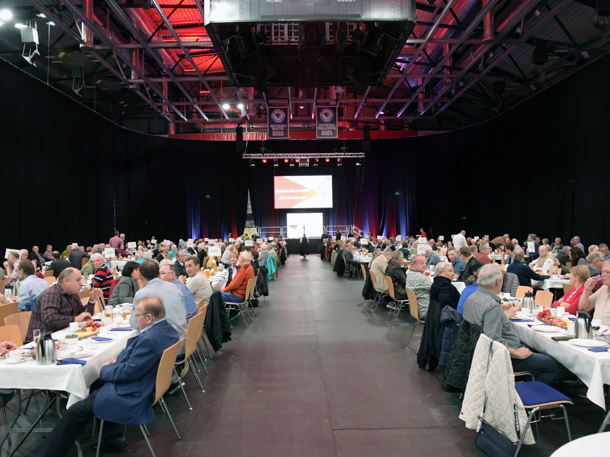 Gäste auf unserer Jubilarfeier in der Saturn-Arena im Mai 2023