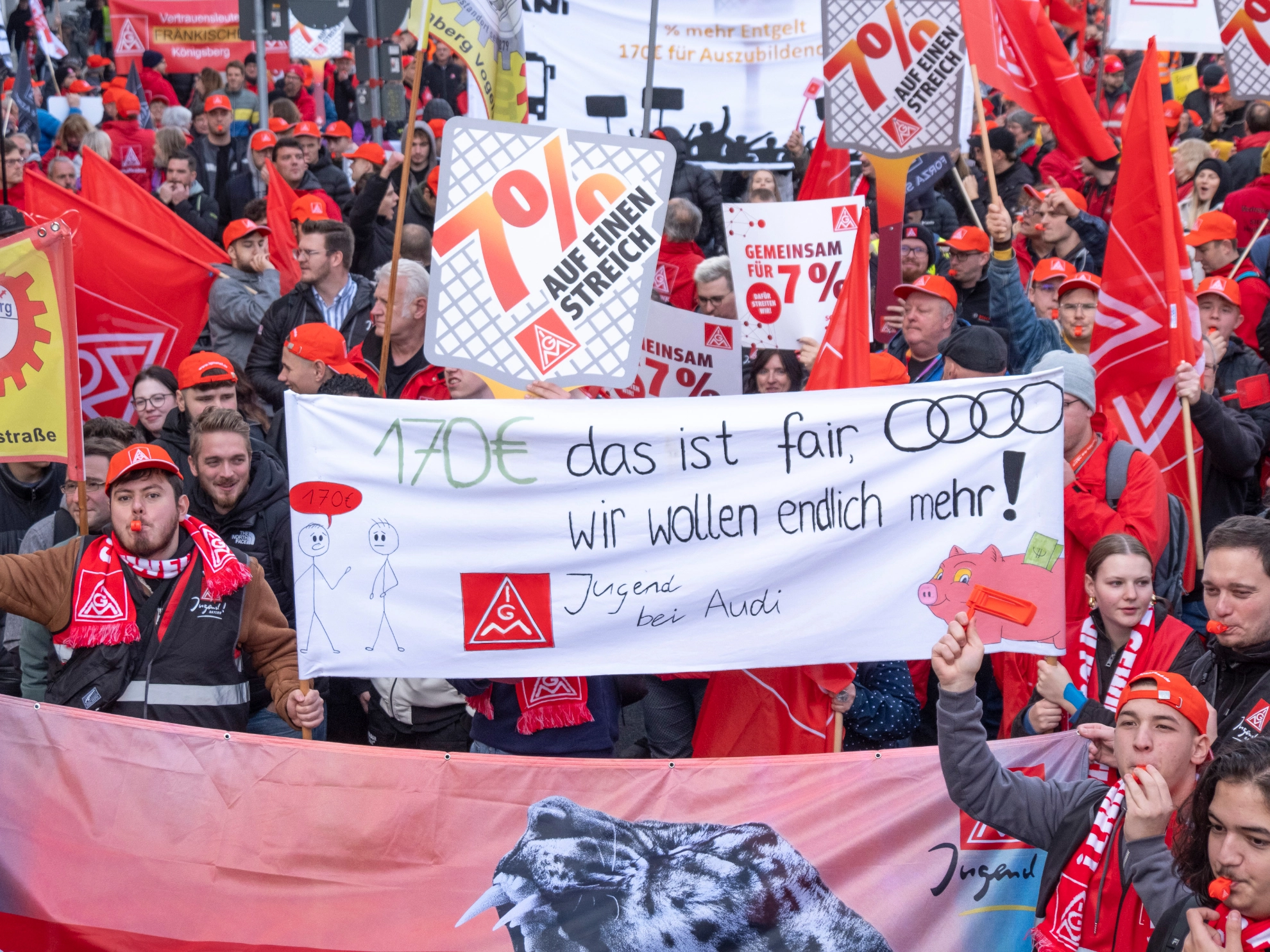 3500 Metaller*innen demonstrieren vor der 2. Tarifverhandlung Metall & Elektro in Nürnberg für 7 Prozent mehr Geld und 170 Euro mehr Azubi-Vergütung.