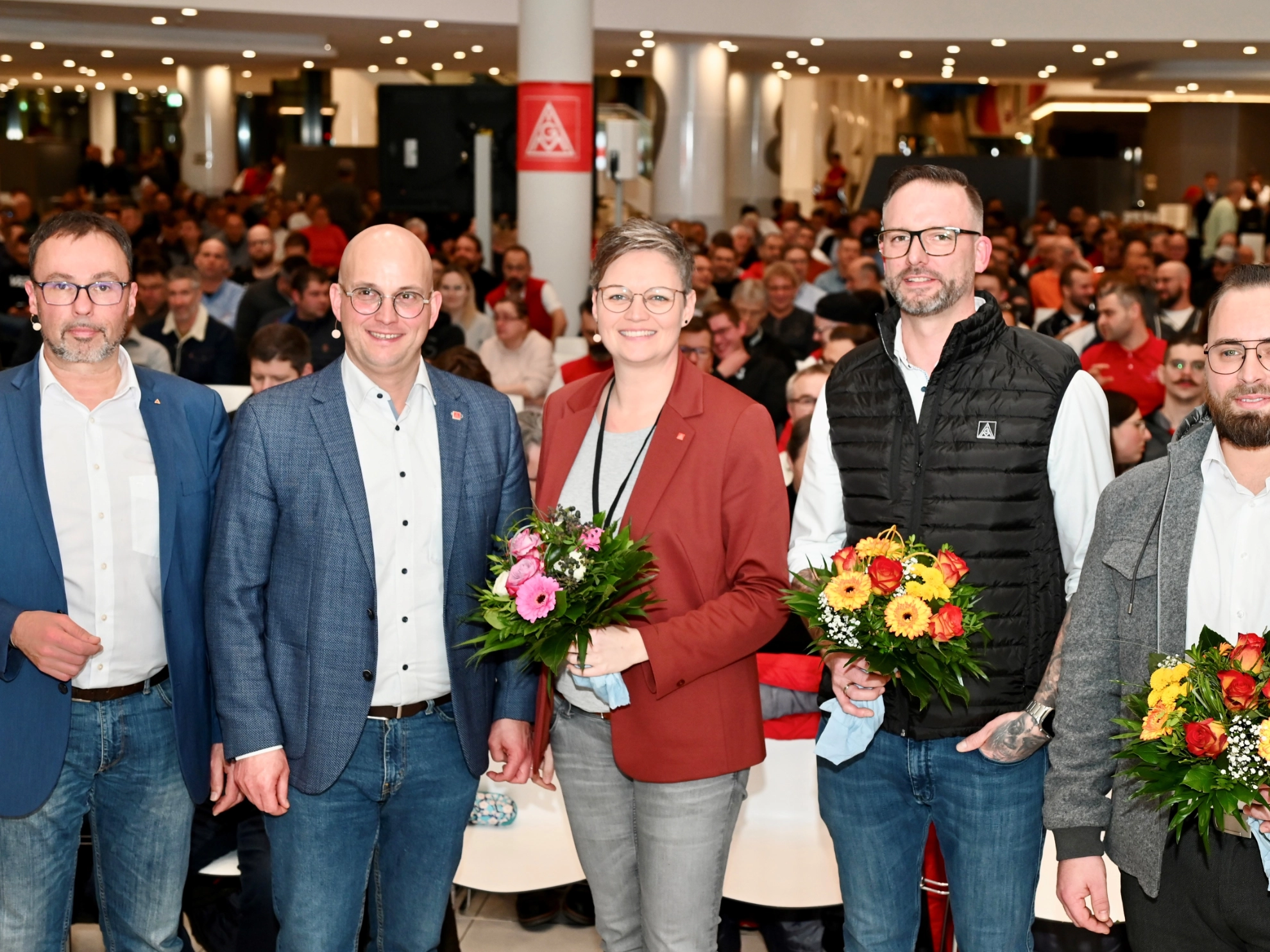 Carlos Gil, Erster Bevollmächtigter der IG Metall Ingolstadt und Audi Betriebsratsvorsitzender Jörg Schlagbauer gratulieren dem neuen Führungstrio des IG Metall Vertrauenskörpers bei Audi Karola Frank (Vorsitzende) und ihren beiden Stellvertretern Christopher Dengler und Florian Schmid.