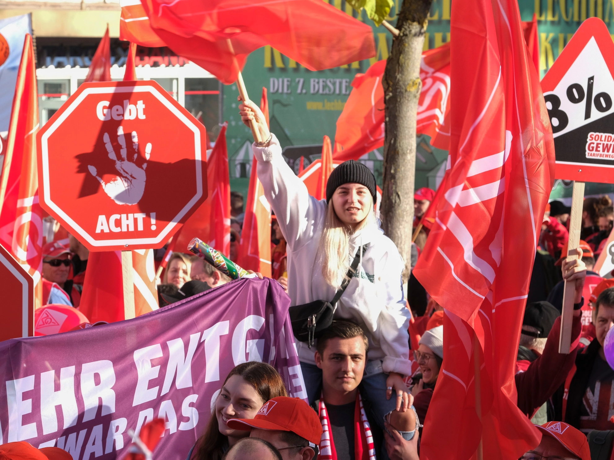 3. Tarifverhandlung Metall & Elektro 2022 in Augsburg. Kundgebung mit 4000 Beschäftigten.