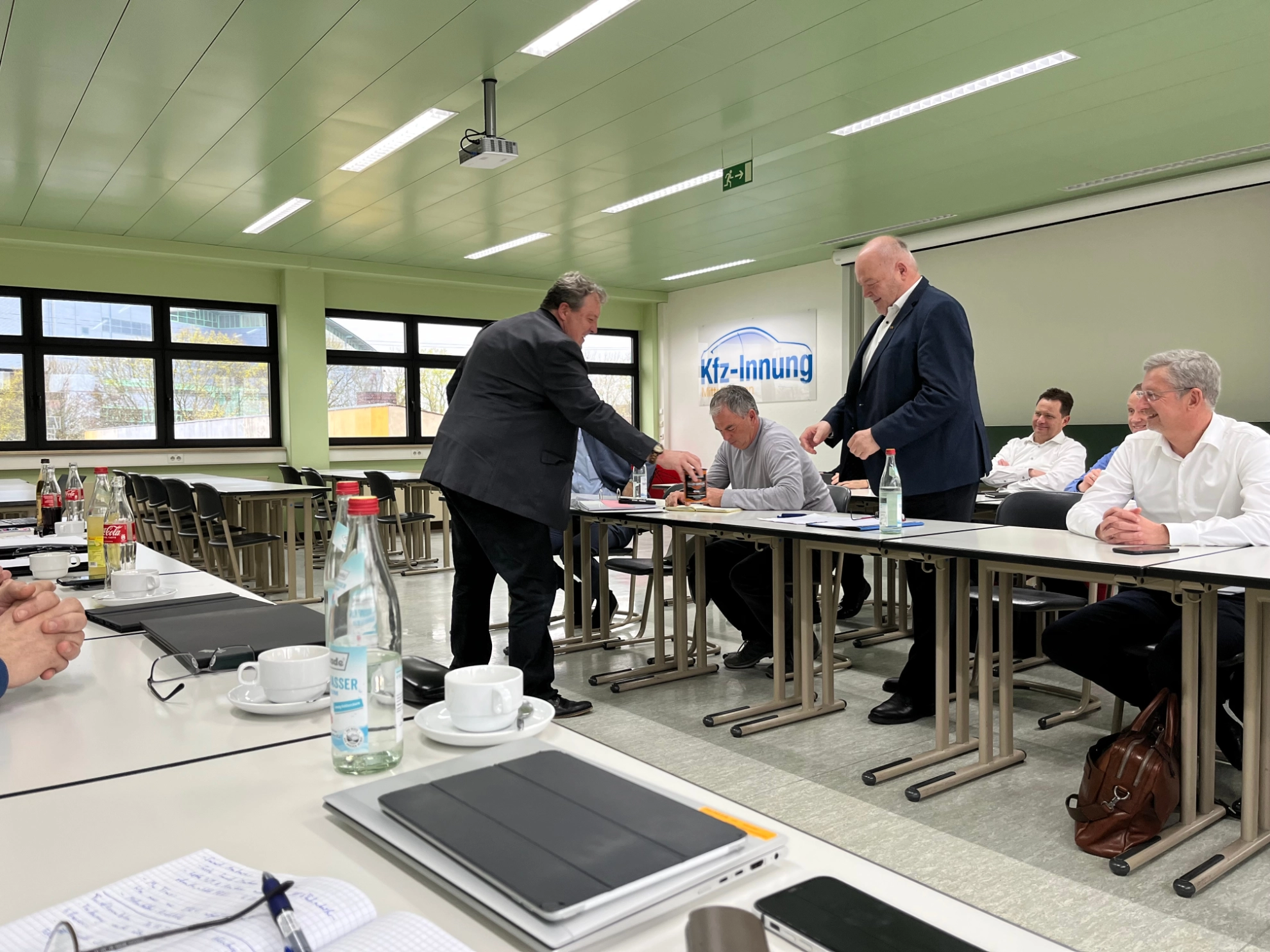 Die Verhandlungsführer Josef Brunner (IG Metall, l.) und Albert Vetterl (Arbeitgeber, r.) bei der Geschenkübergabe.