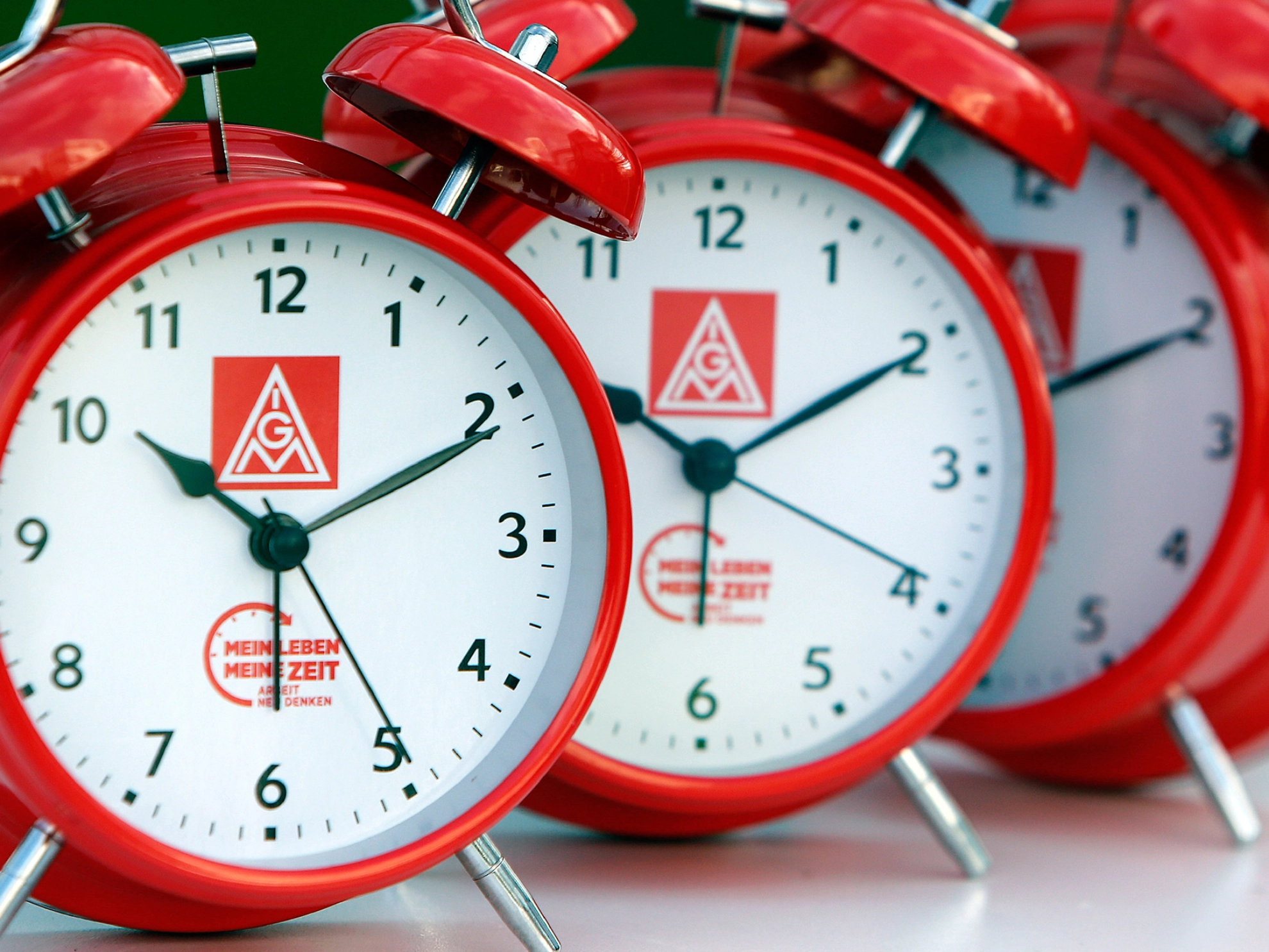 Drei IG-Metall-Wecker