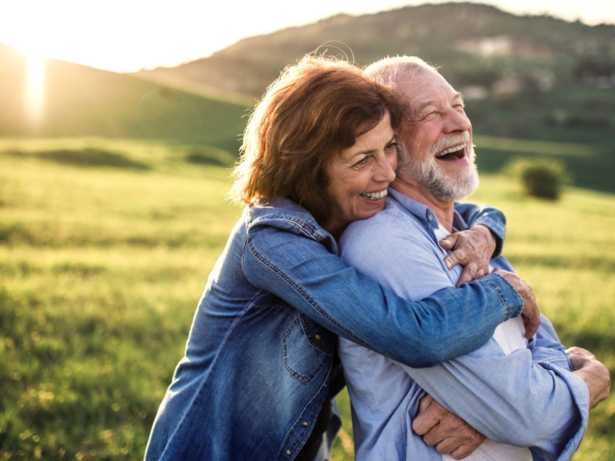 älteres Paar genießt seine Freizeit in der Natur