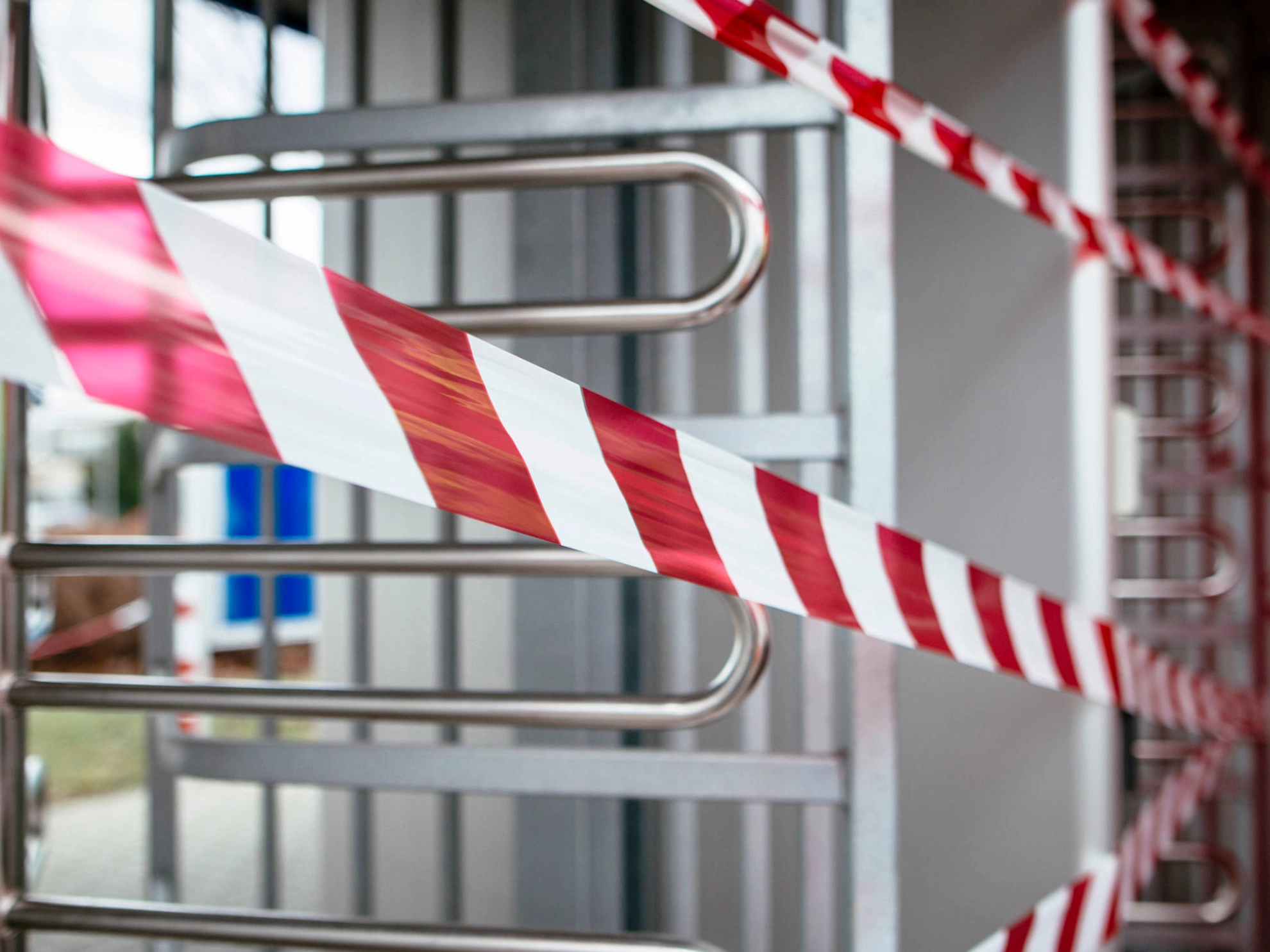 Mit Flatterband abgesperrtes Werkstor.