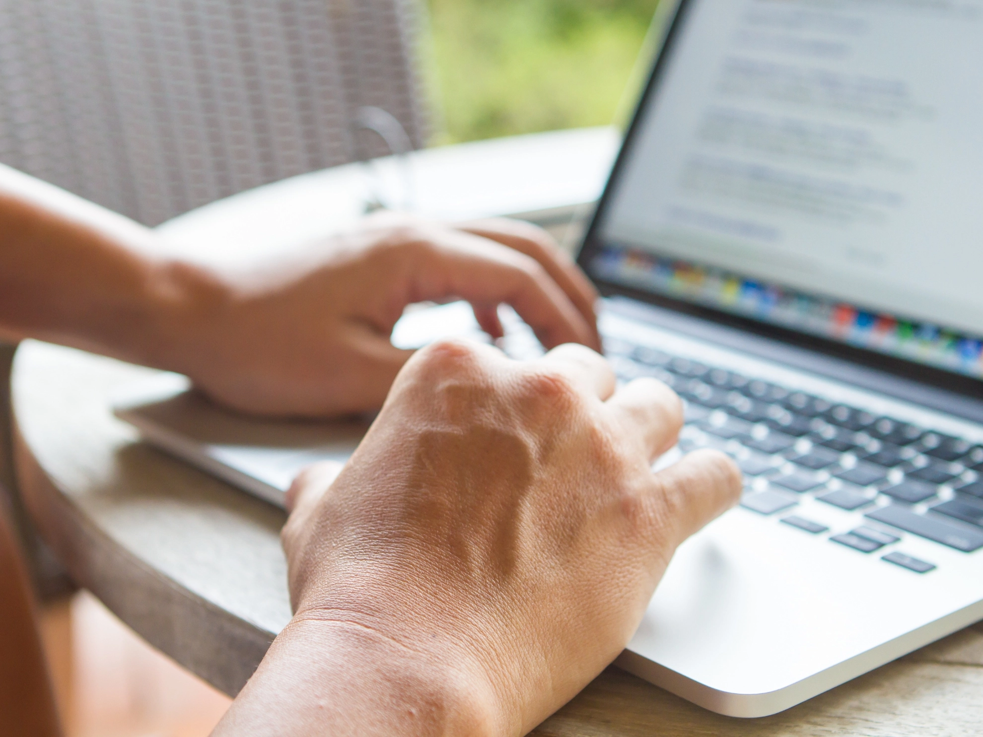 Foto_Kontakt_Hände_Laptop