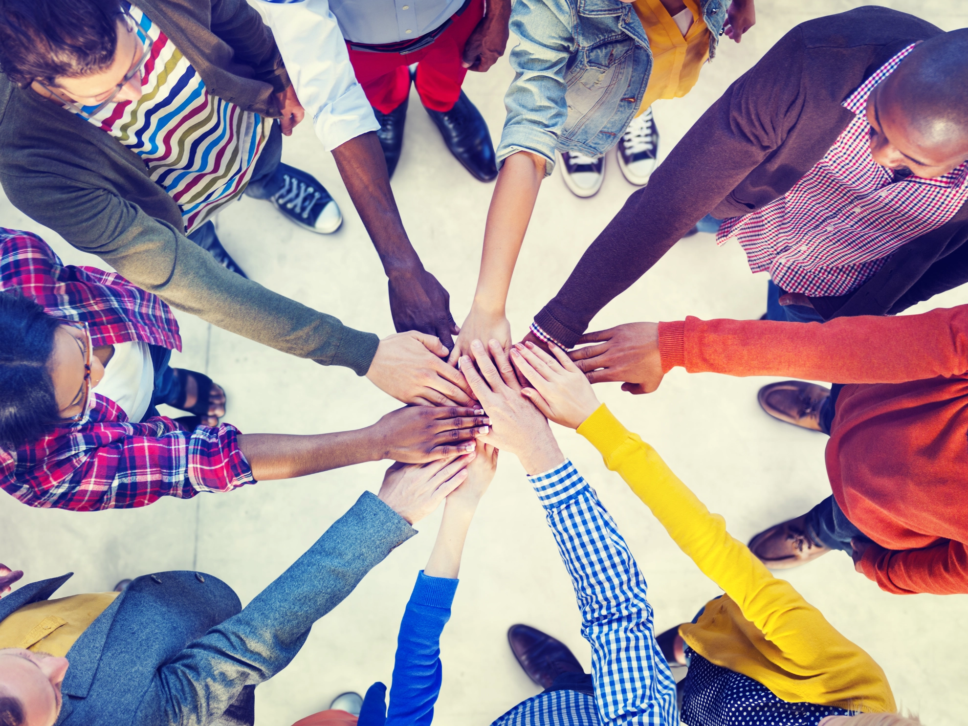 Hände im bunten Kreis