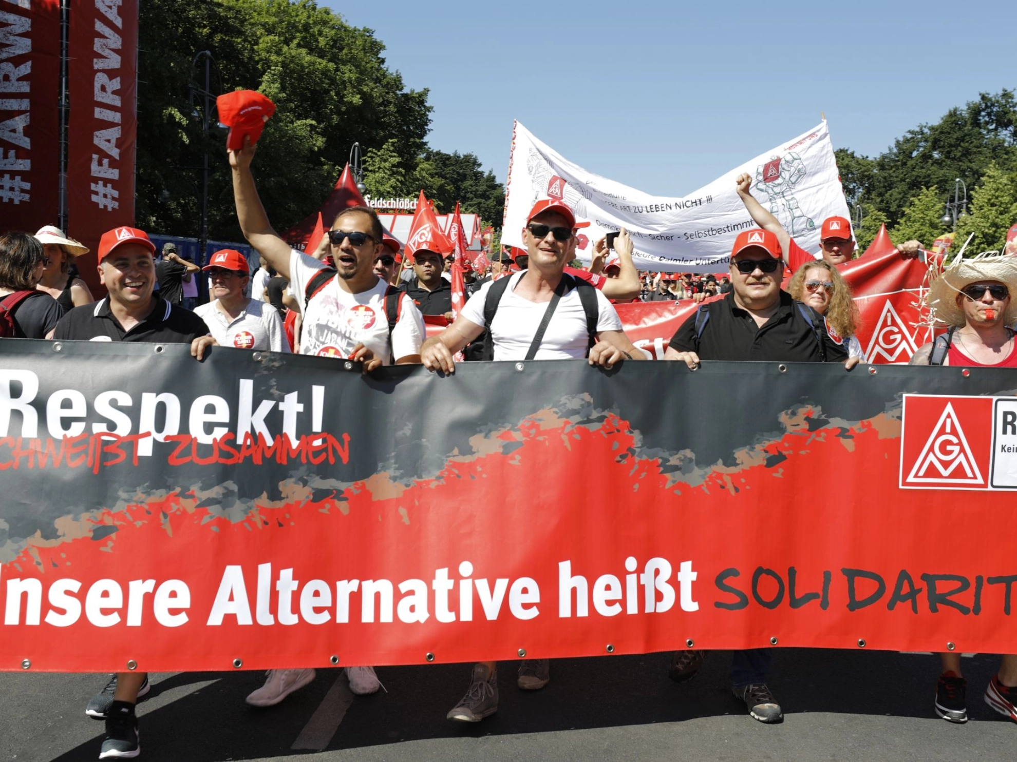 Metallerinnen und Metaller demonstrieren auf der FairWandel-Kundgebung für Respekt, Solidarität und ein faires Miteinander