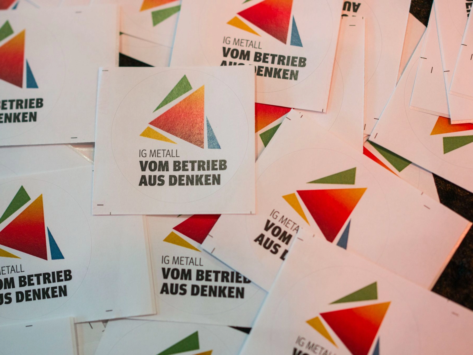 IG Metall vom Betrieb aus denken - Logo auf Aufklebern 