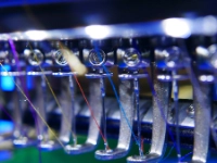 Eine Stickmaschine mit buntem Garn.