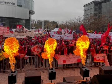 15.000 Warnstreikenden auf der Piazza am Audi-Forum