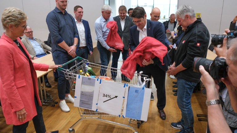 5000 Beschäftigte demonstrieren bei der 1. Tarifverhandlung für die bayerische Metall- und Elektroindustrie 2024 in München für 7 Prozent mehr Geld und 170 Euro mehr für Azubis.