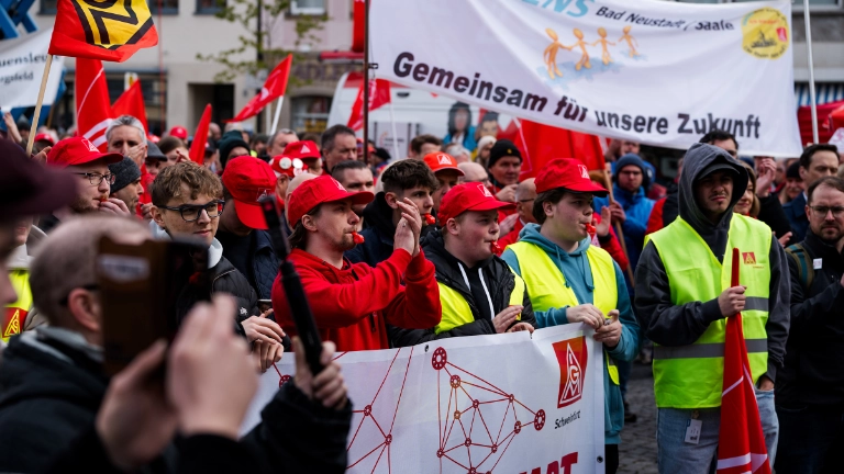Beschäftigte von ZF, SKF, Bosch, Schaeffler und anderer Betriebe demonstrieren in Schweinfurt für den Erhalt ihrer Standorte.