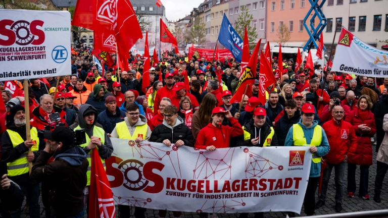 Beschäftigte von ZF, SKF, Bosch, Schaeffler und anderer Betriebe demonstrieren in Schweinfurt für den Erhalt ihrer Standorte.