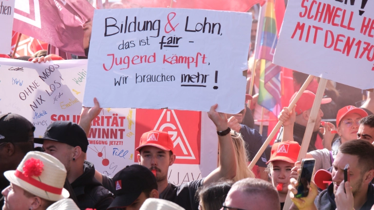 5000 Beschäftigte demonstrieren bei der 1. Tarifverhandlung für die bayerische Metall- und Elektroindustrie 2024 in München für 7 Prozent mehr Geld und 170 Euro mehr für Azubis.