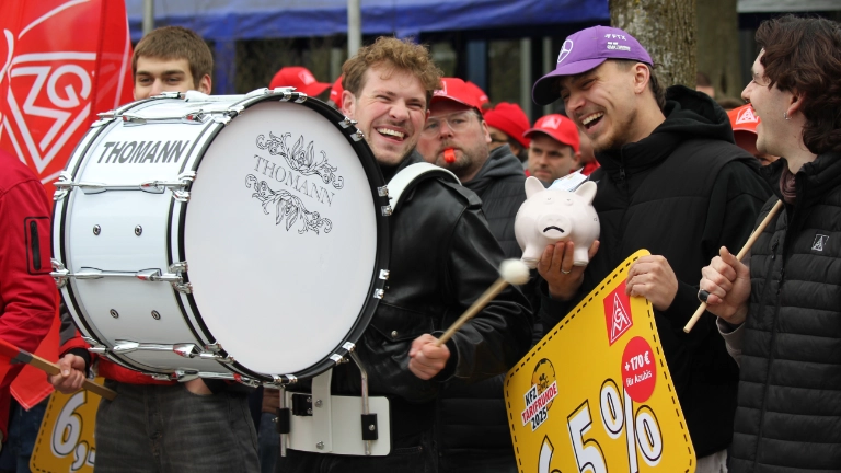Lautstarke Kundgebung vor der ersten Tarifverhandlung in München