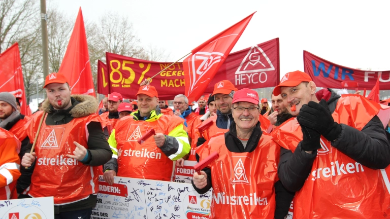 450 Beschäftigte aus neun Betrieben der bayerischen holz- und kunststoffverarbeitenden Industrie haben am 7. Dezember 2023 in Straubing mit einer Demonstration vor der ersten Tarifverhandlung Druck auf die Arbeitgeber gemacht. Beteiligte Betriebe: Heyco (Tittling), Sanipa (Treuchtlingen), Novem Car Interior (Vorbach), Jeld-Wen (Oettingen), Bayerwald (Neukirchen), Völkl (Straubing), Peri (Weißenhorn), Steelcase (Rosenheim) und Hamberger (Stephanskirchen).