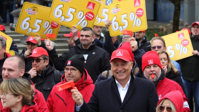 Lautstarke Kundgebung vor der ersten Tarifverhandlung in München