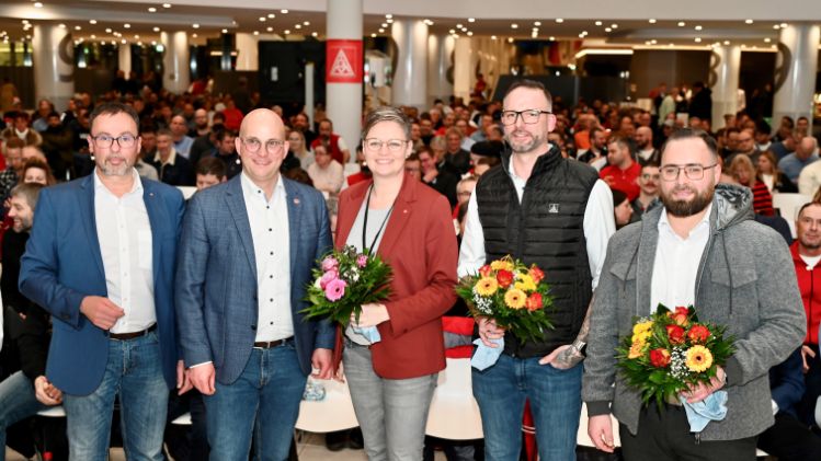 Carlos Gil, Erster Bevollmächtigter der IG Metall Ingolstadt und Audi Betriebsratsvorsitzender Jörg Schlagbauer gratulieren dem neuen Führungstrio des IG Metall Vertrauenskörpers bei Audi Karola Frank (Vorsitzende) und ihren beiden Stellvertretern Christopher Dengler und Florian Schmid.