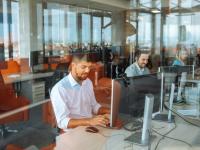 Ein Team von Entwicklern sitzt vor den Rechnern und arbeitet