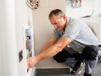 Beschäftigter kontrolliert eine Heizungsanlage