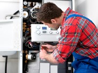 Ein Techniker wartet eine Heizungsanlage