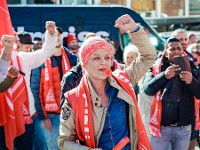 Eine Frau beim Warnstreik bei Kenvue in Wuppertal in der Tarifrunde der Textil- und Bekleidungsindustrie West