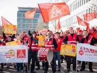 Beschäftigte bei einem Warnstreik in der Kfz-Tarifrunde in Nürnberg