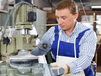 Glaser arbeitet an Maschine