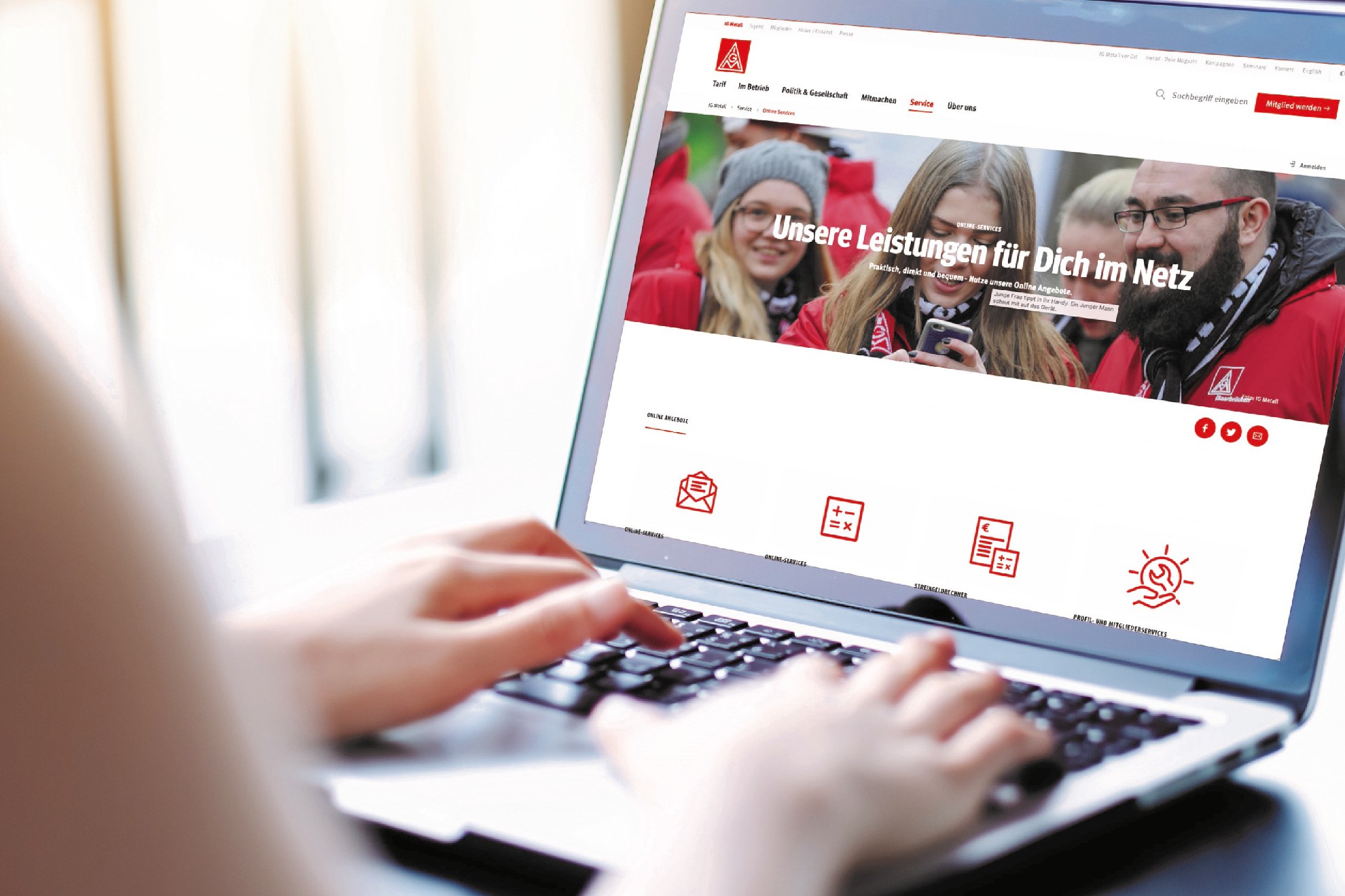 Frau am Laptop beim Login in unserem Online-Servicecenter