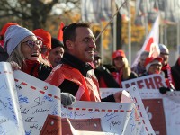 Beschäftigte demonstrieren in Bayern anlässlich der Tarifrunde Holz und Kunststoff 2025